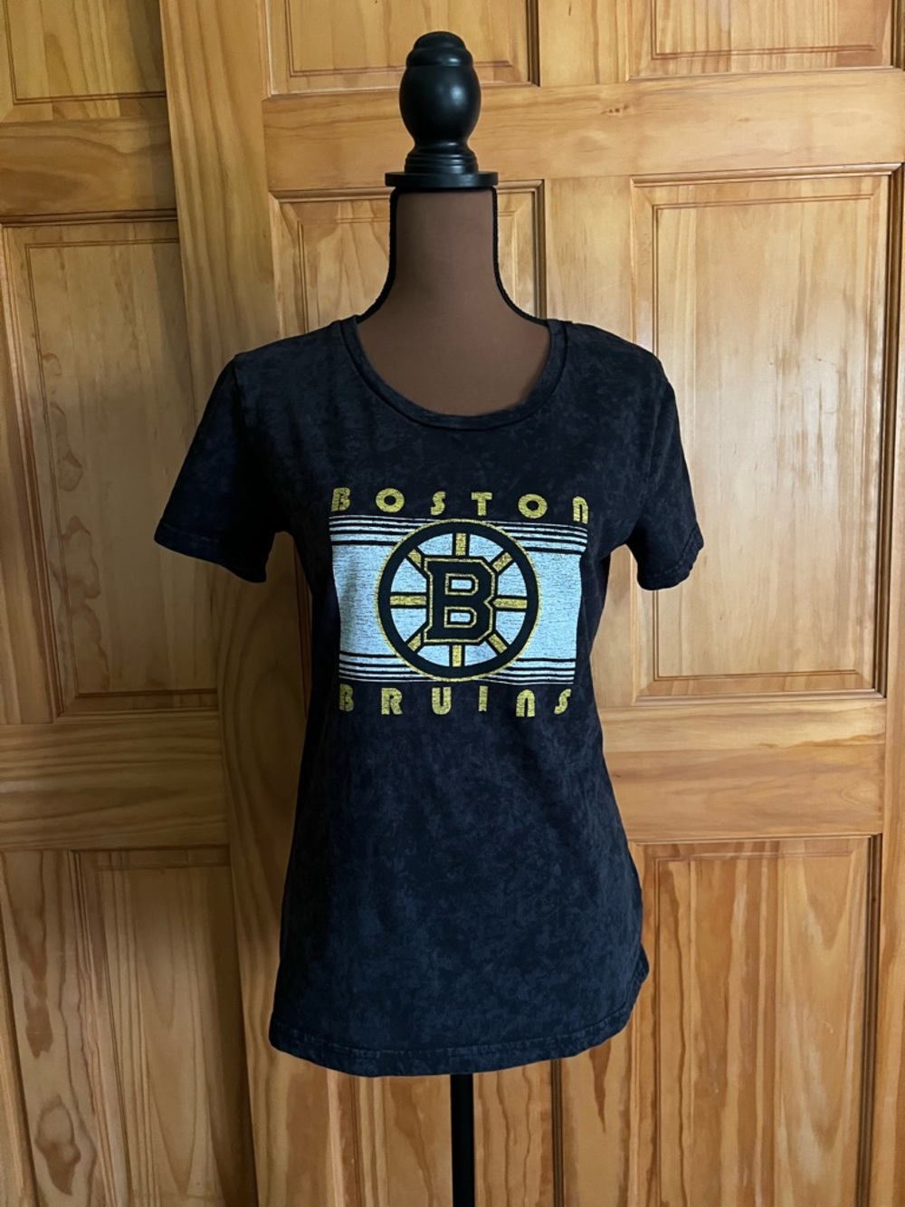 Boston Bruins Women's Black Short Sleeve Graphic Tee - Team Logo